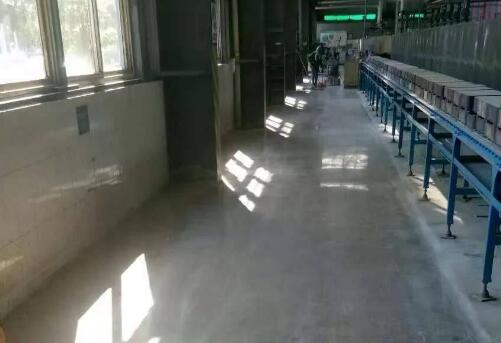 裝甲地坪地坪和環(huán)氧地坪差別有多大？十堰固化拋光裝甲地坪如何施工？
