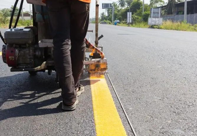 道路熱熔標(biāo)線施工在春、夏兩季施工分別應(yīng)注意哪些事項？